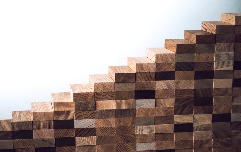 階段状に積み上げられた様々な木材等級のある木片