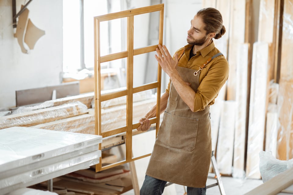 木製建具を組み立てる木工職人