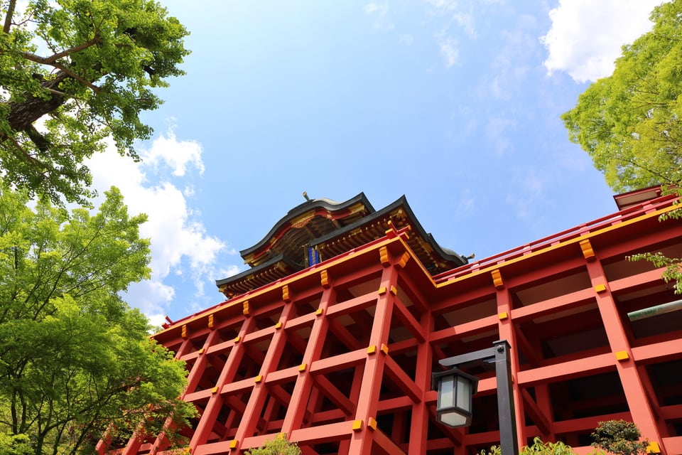 神社の建物を支える複数の柱