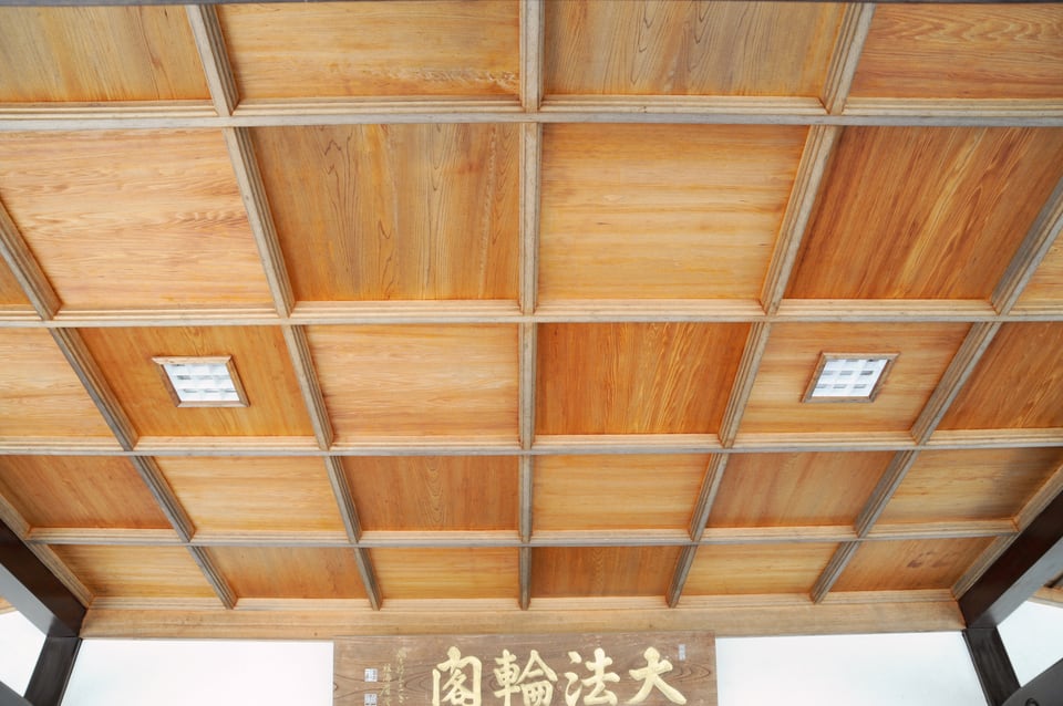 木枠と板で規則正しく組まれた格天井