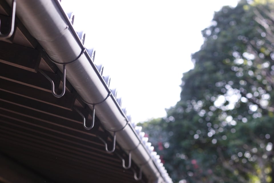 日本家屋に設置された雨樋