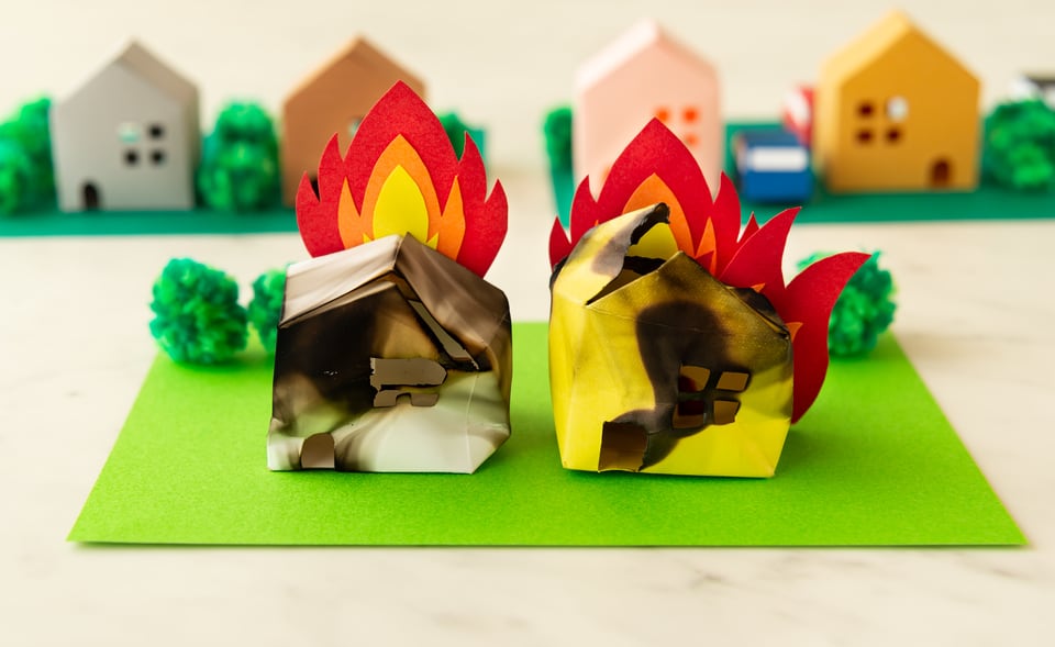 準遮炎性能の重要性を伝える家屋の火災を表現した模型