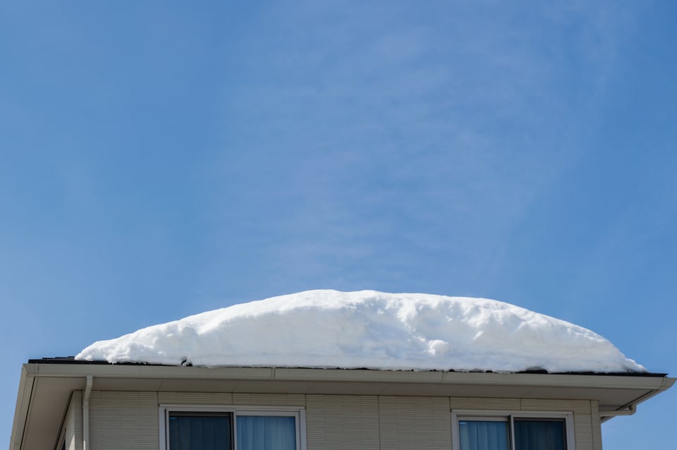無落雪建築の屋根に積もった雪の状態