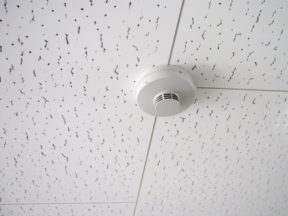 住宅の天井に設置された煙感知器