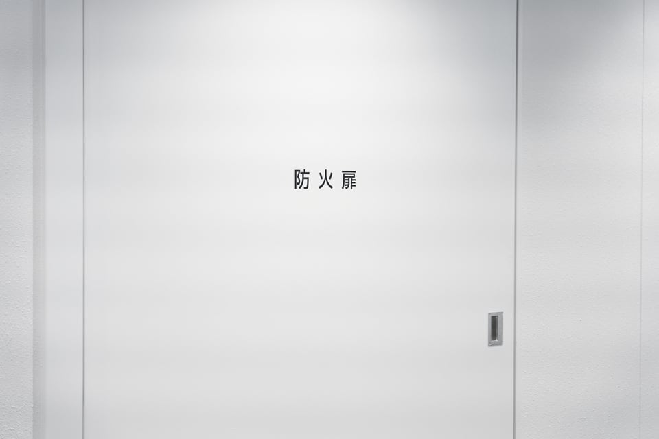特定防火設備として設置された金属製の防火扉