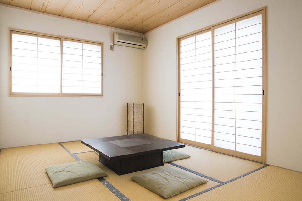 木枠がないためすっきりした印象の目透かし天井