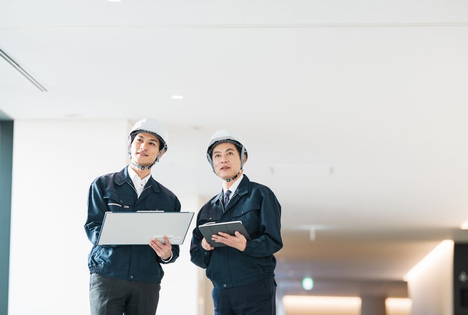 竣工前の建物に対して検査や確認を行う現場職人