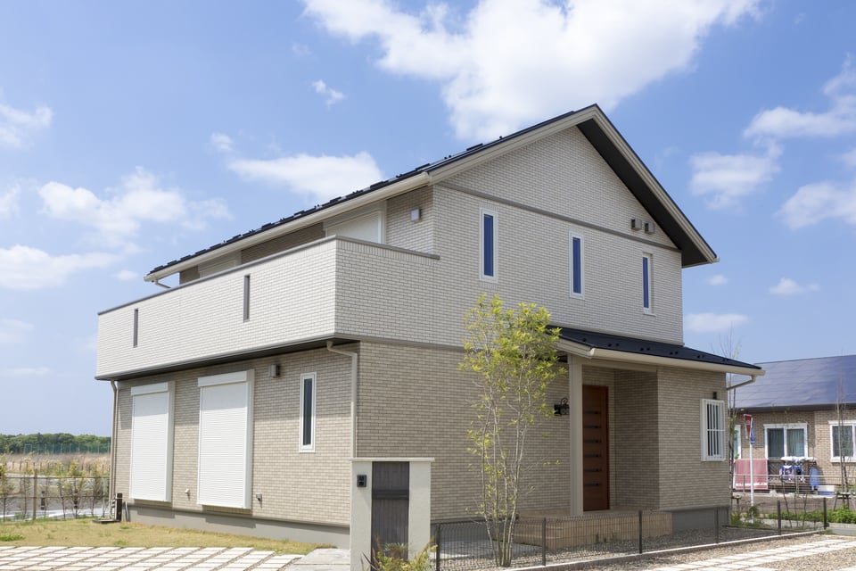 竣工を迎えた一戸建ての新築住宅