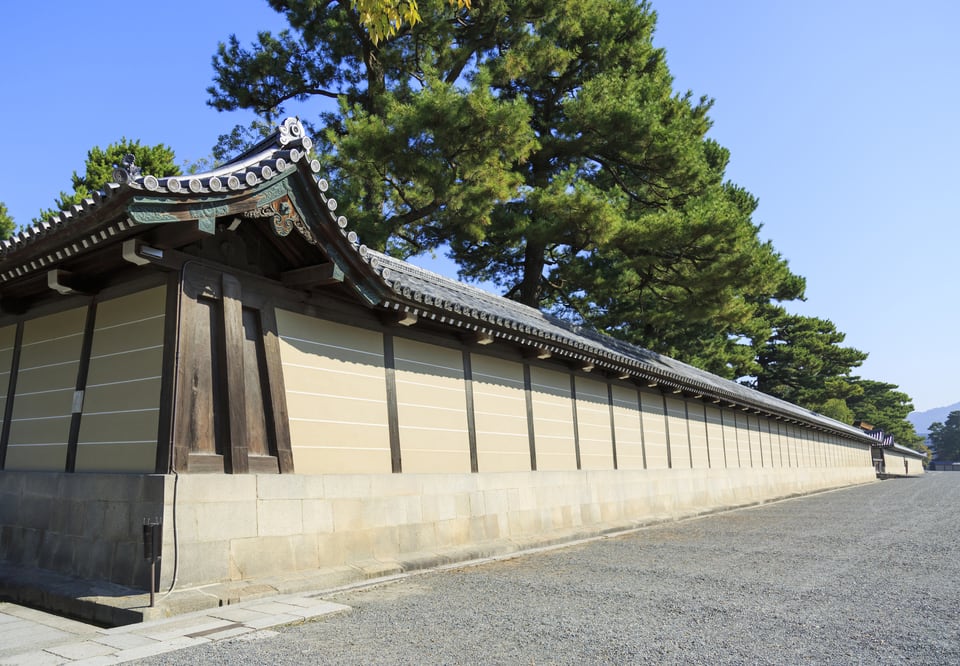 京都御所にある屋根が葺かれた歴史的な築地塀