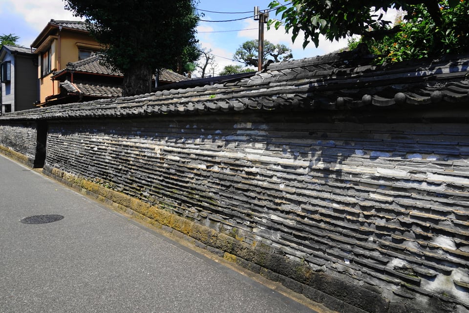 有形文化財に指定されている谷中の観音寺の築地塀