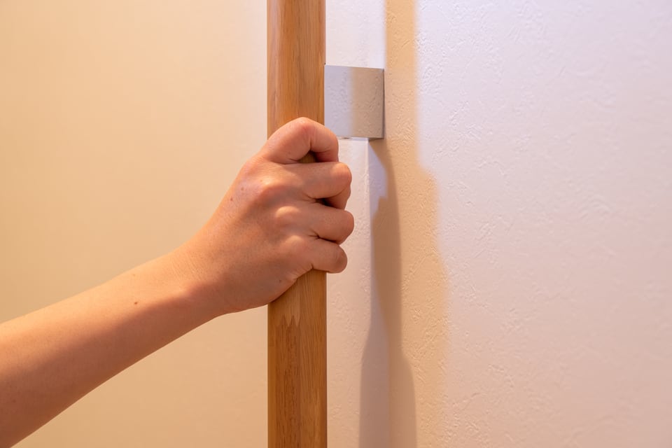 トイレに設置された縦型のI型手すり