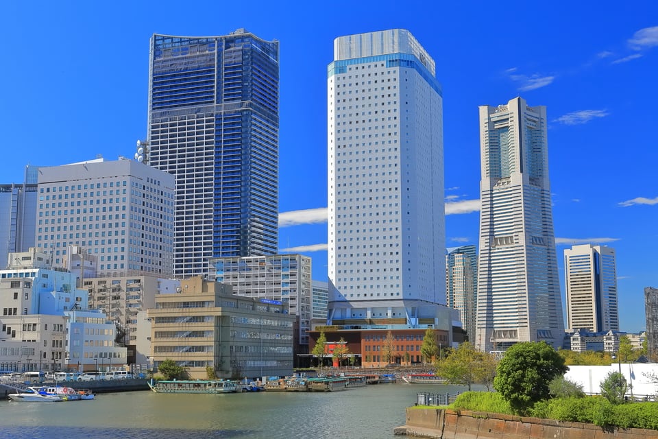 運河から見た臨港地区の商業施設やオフィスの風景