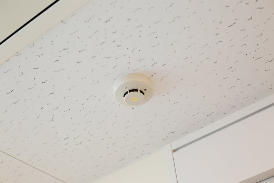 天井にに設置された白い自動火災報知設備
