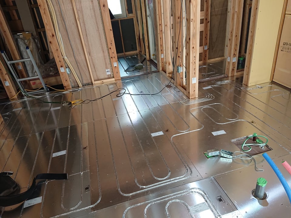 床下に蓄熱式床暖房を施工している建築現場