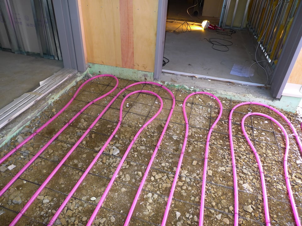 蓄熱式床暖房を床下に設置している工事風景