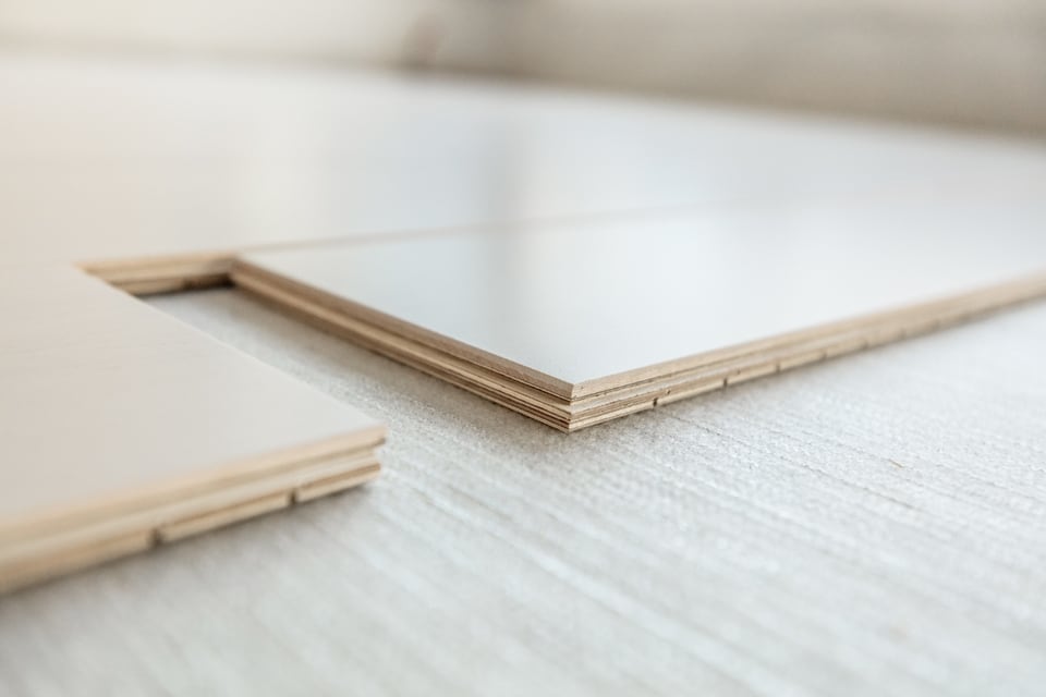 DIYで複合フローリングの床材に張替えしている様子