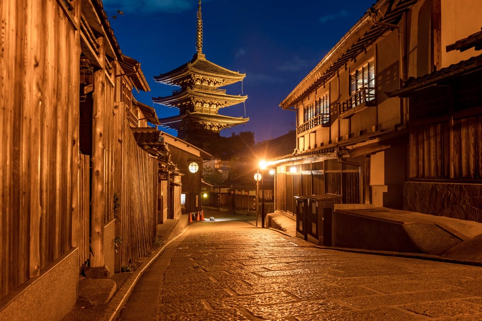 夜間に綺麗にライトアップされた日本の観光地区