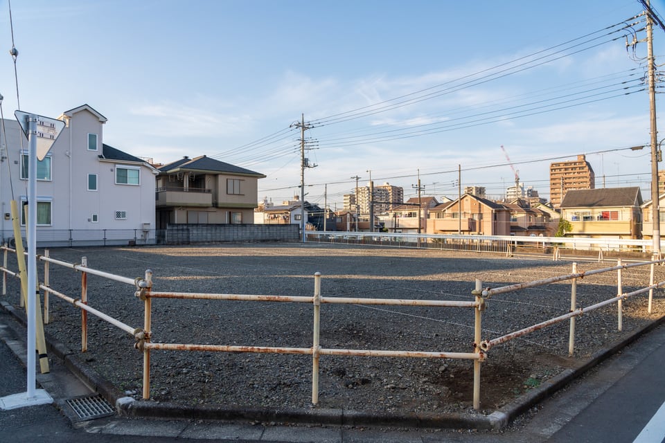 交差点に面した更地状態になっている広い角地