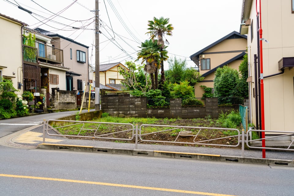 住宅地にある空き地になっている角地