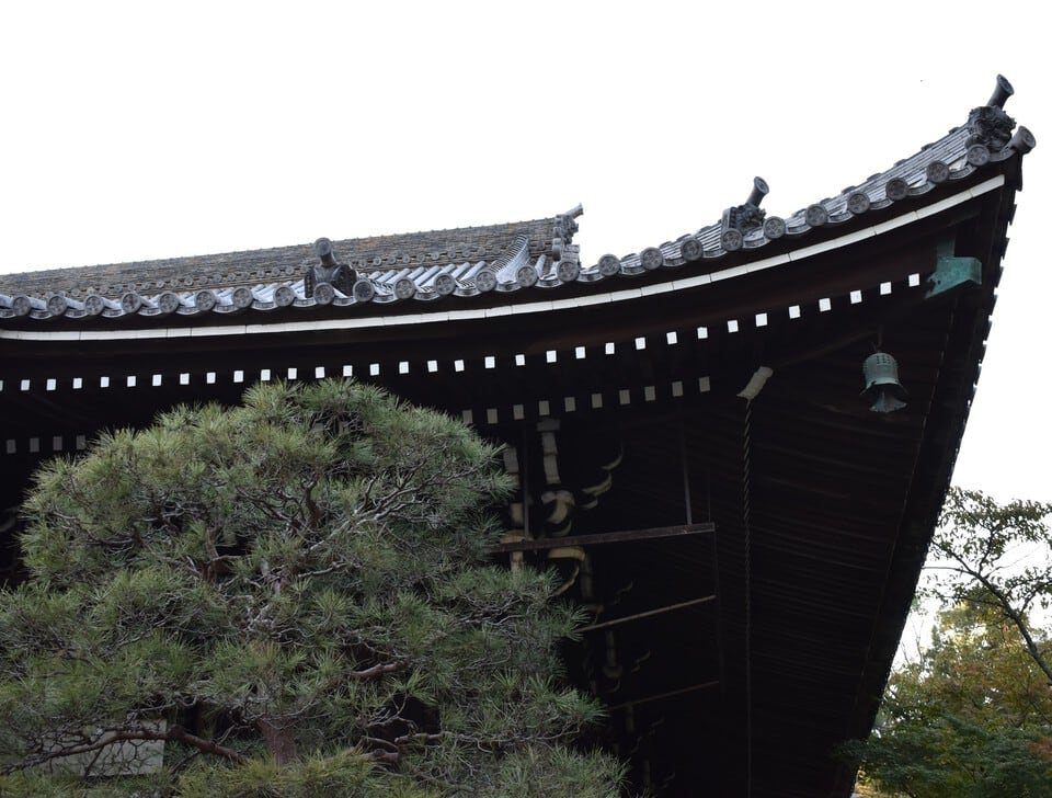 先端が反りあがった軒先と軒瓦