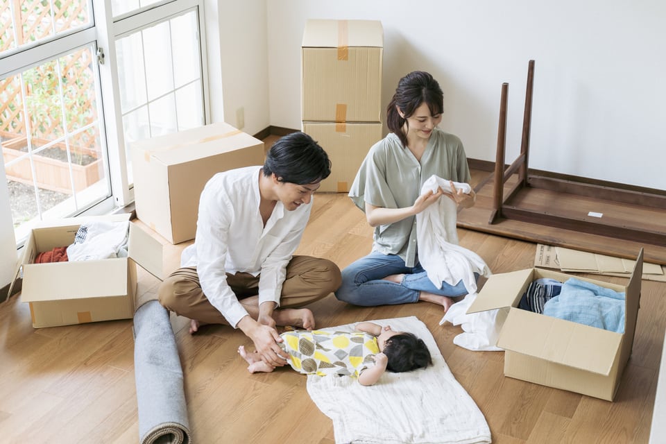 転入届を出し、荷解きをしている家族