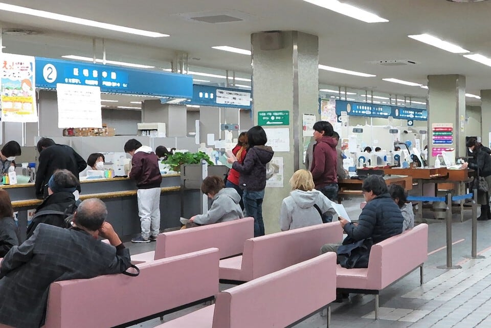 転出届などの公的手続きの順番待ちをする人たち