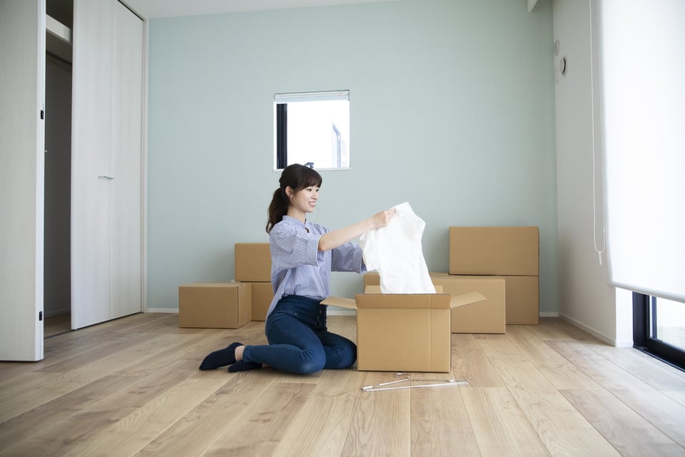 退去のために荷作りをする女性