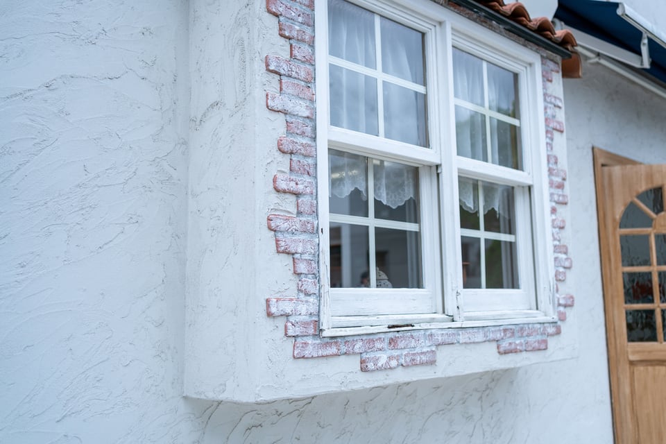 上げ下げ窓が設置されたレストラン