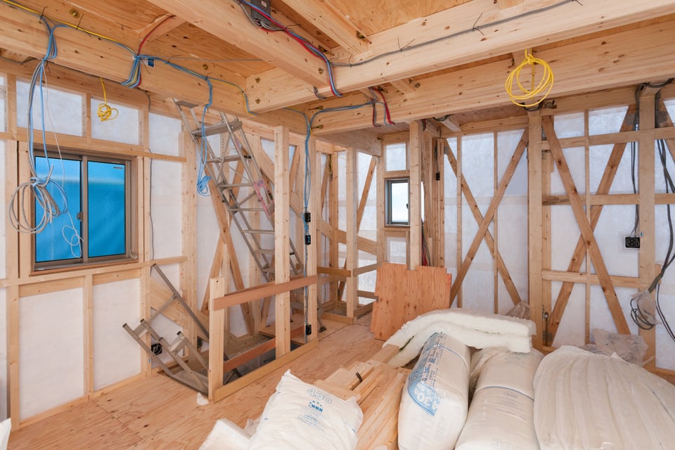 通し柱が見える在来工法の住宅内部