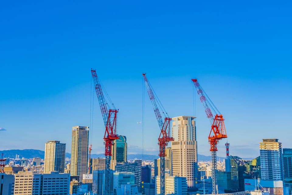 都市再生緊急整備地域に見える高層ビルとタワークレーン