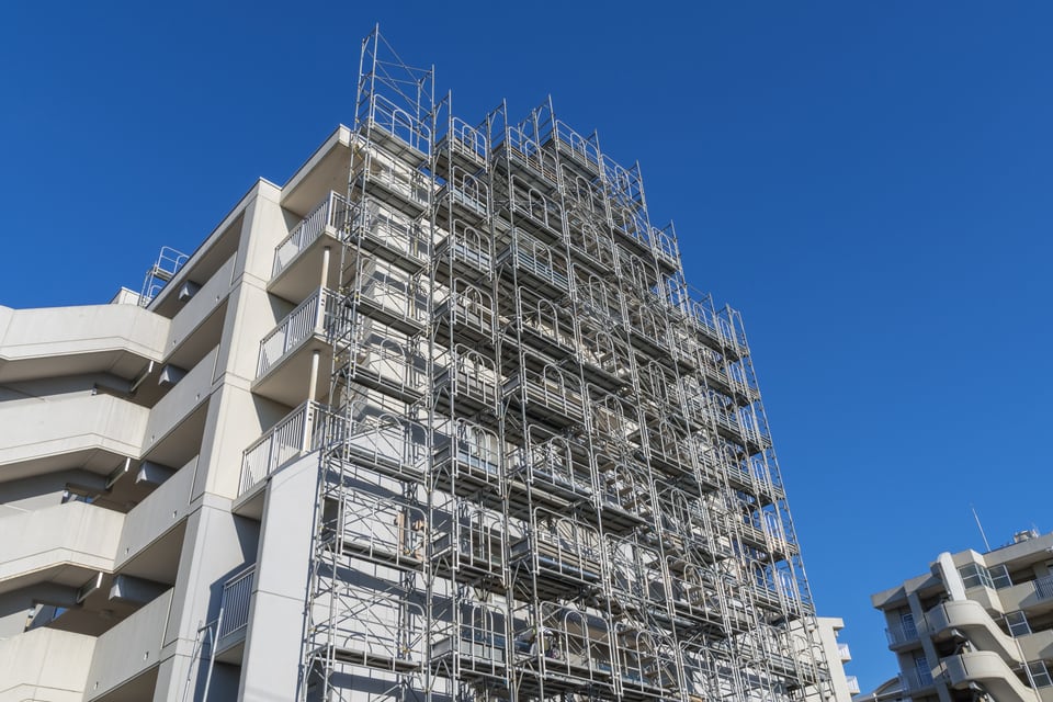 長期修繕計画により足場が組まれ修繕工事が進むマンション