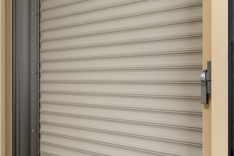 屋内から見た防火シャッターの内側