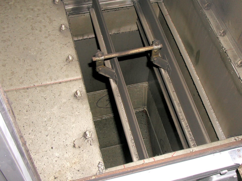 防火ダンパーを必要とする排気ダクトの内部