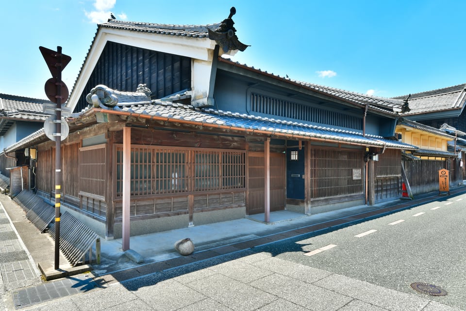 屋根の端に設置された伝統的な防火壁「うだつ」