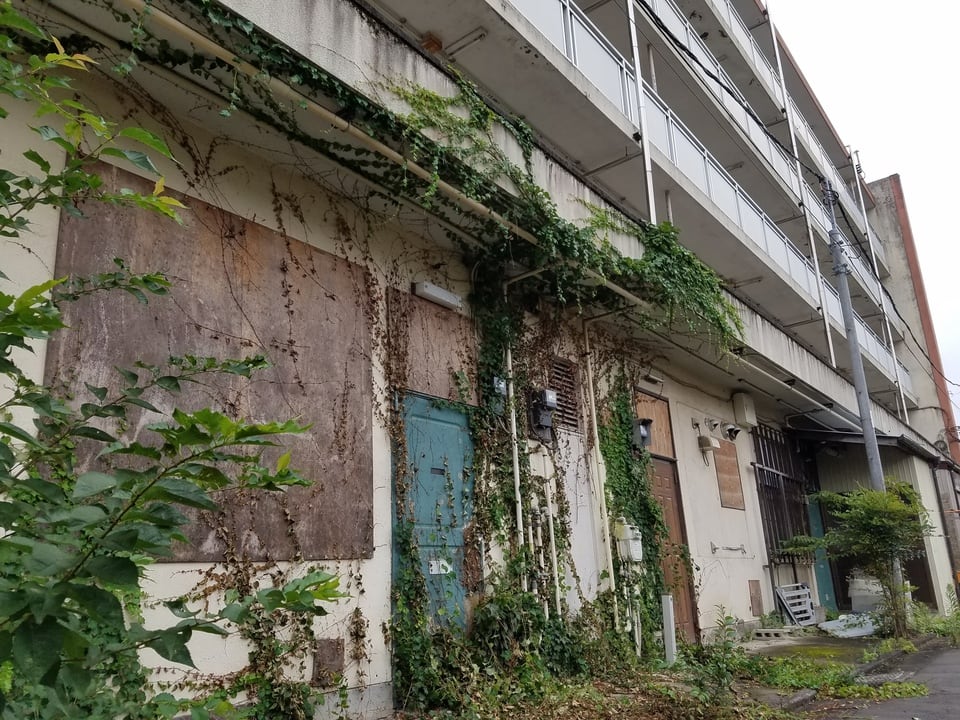 防災再開発促進地区にある廃屋となった集合住宅