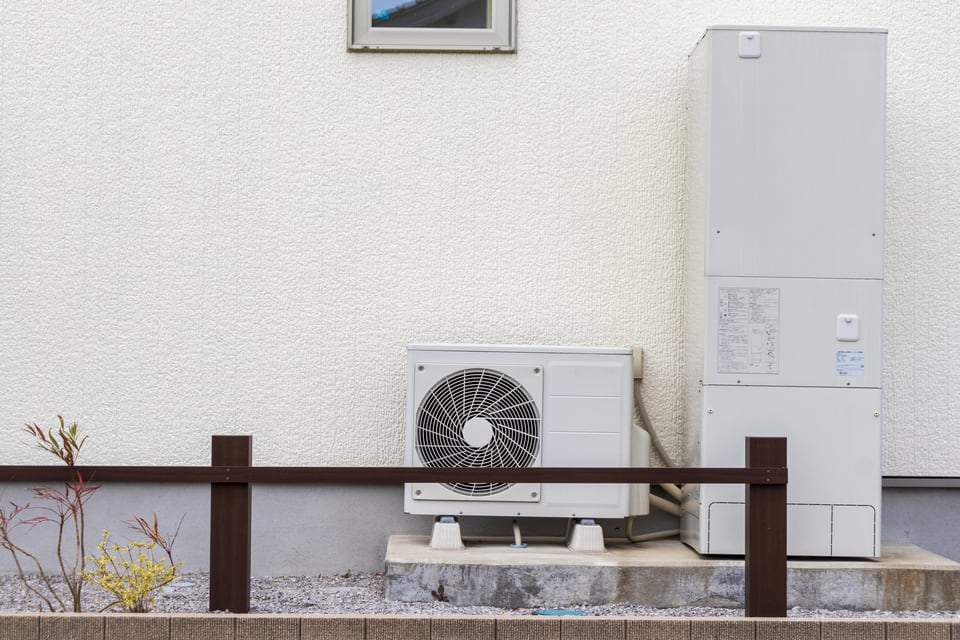 屋外に設置されている電気給湯器