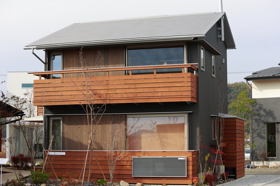 高窓のある煙突が付いた木造建築の家