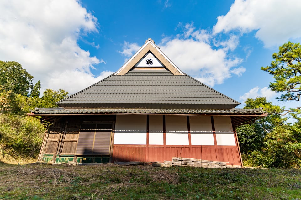 鼻隠しがある住宅の屋根と青空