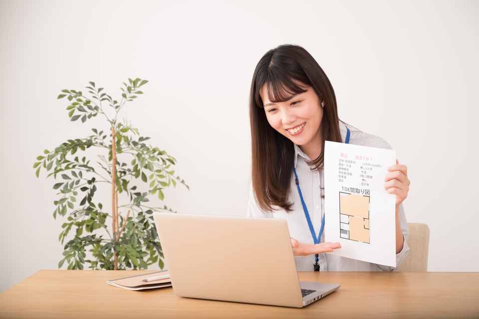 リモートで賃貸物件を紹介する不動産仲介会社のスタッフ