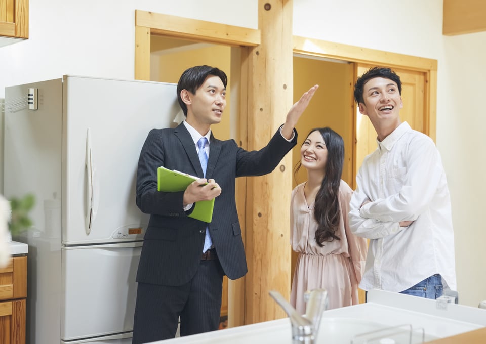 物件案内をする不動産仲介会社のスタッフ