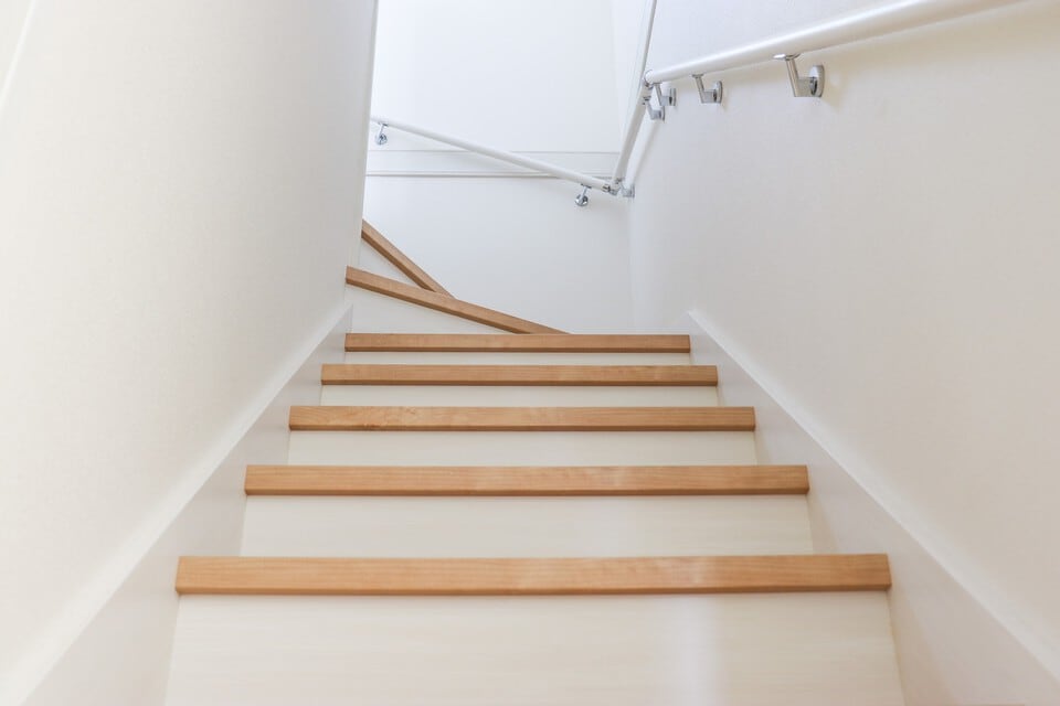 戸建て住宅にある木目と白を基調にした、かね折れ階段