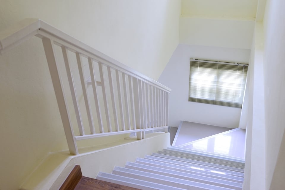 階段途中に明るい採光窓が設計された回り階段