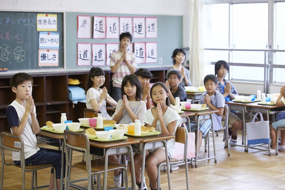 小学校の給食用にも利用されている小荷物専用昇降機