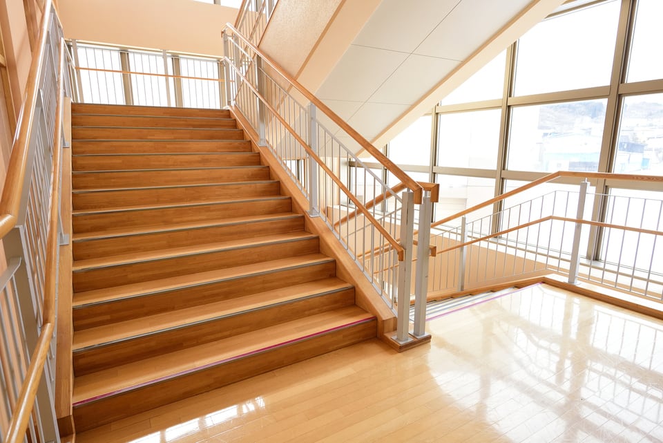 明るい日差しの差し込む学校の中あき階段