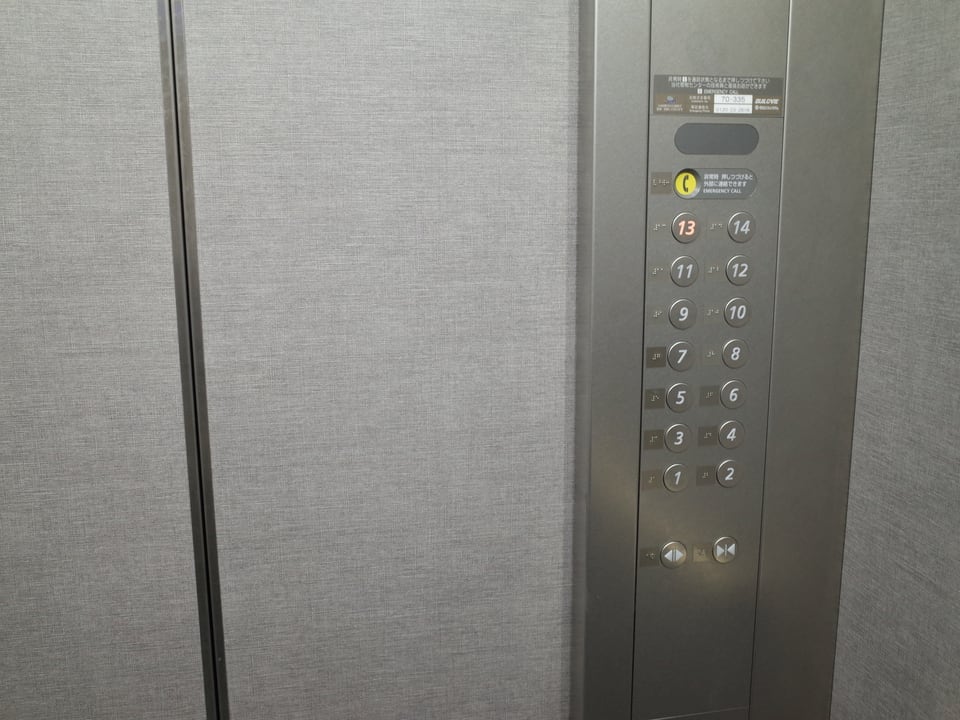 乗用も兼ねたセンチュリーマリーナ函館の非常用エレベーター