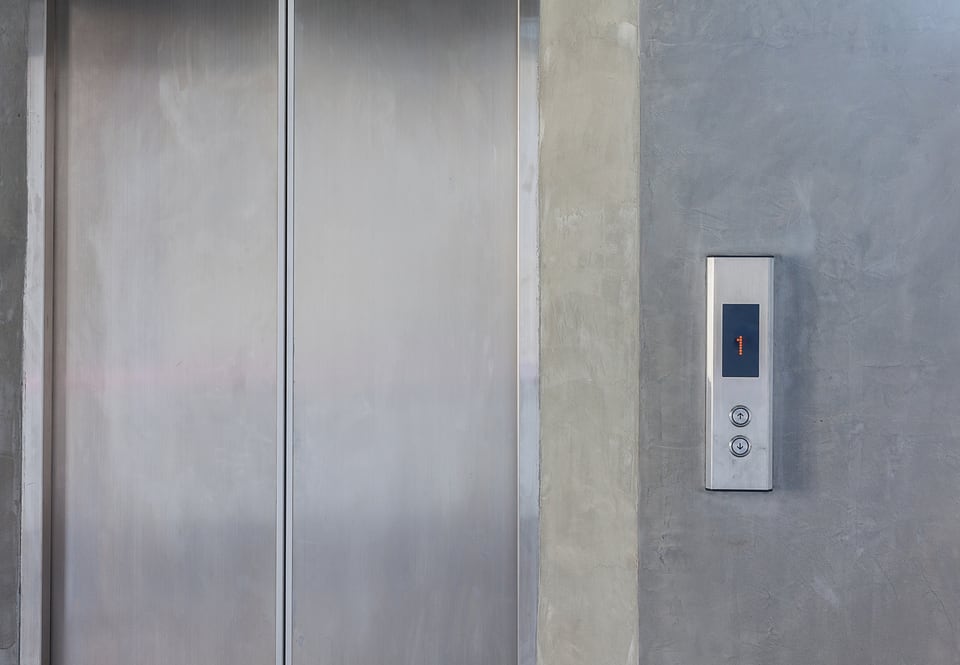 建物の一角に設置された非常用エレベーター