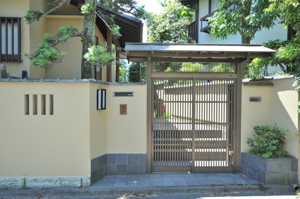 塀や門扉などを用いた和風のクローズ外構