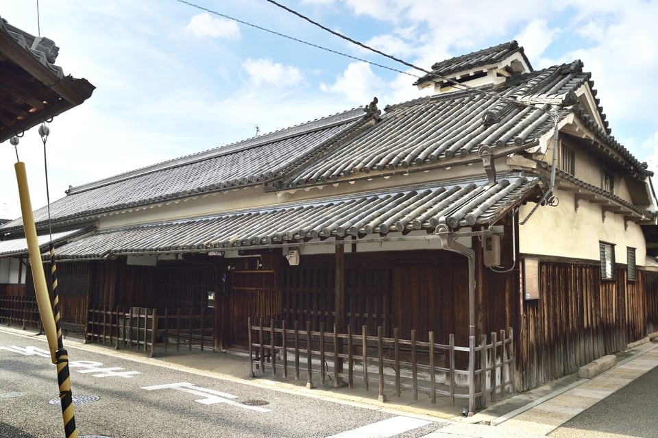 大阪府富田林寺内町にある江戸末期に建てられた腰屋根の奥谷家住宅