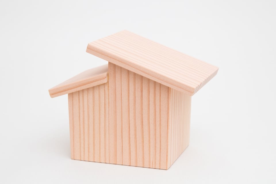 差し掛け屋根の木造模型