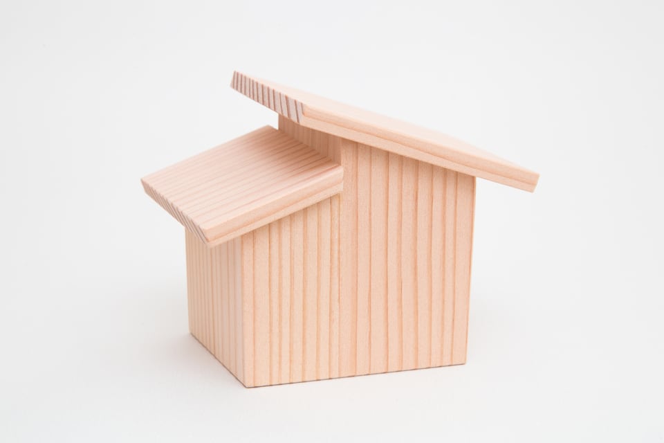 木材で作った招き屋根の模型